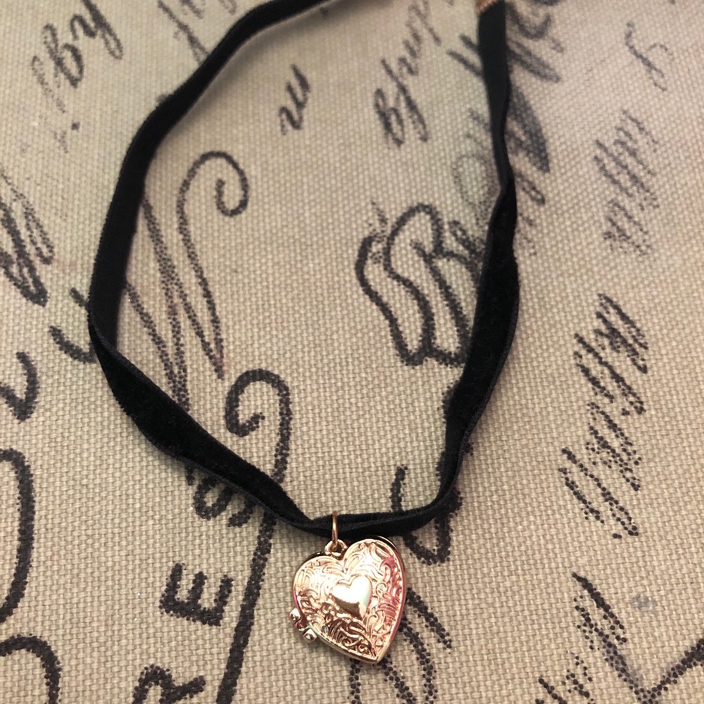Forever 21 Gold locket choker necklace
